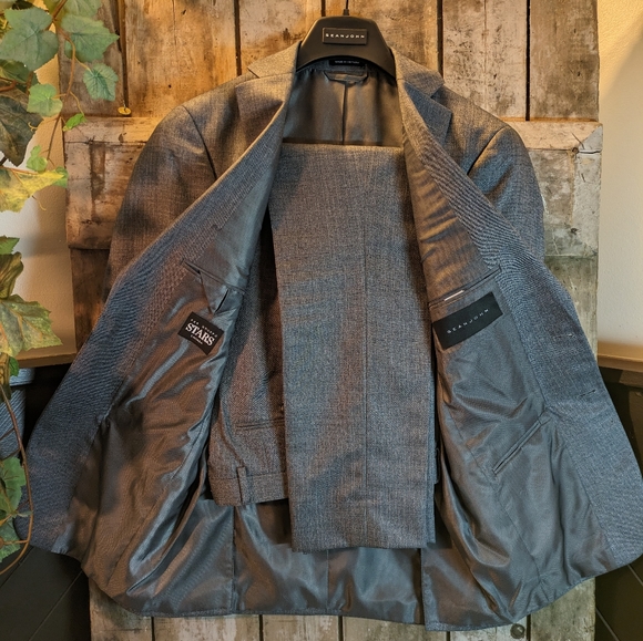 "Great deal"   Suit jacket ,pants, shirt, ties and pocket squares. - Picture 7 of 15